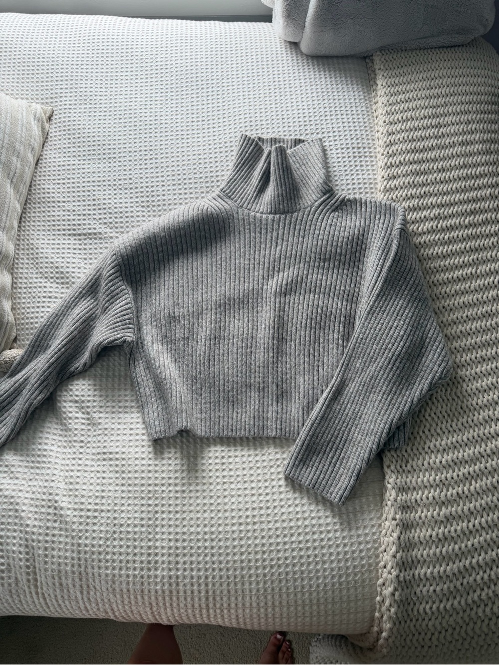 H&M Light Gray Ribbed Cropped Turtleneck Sweater